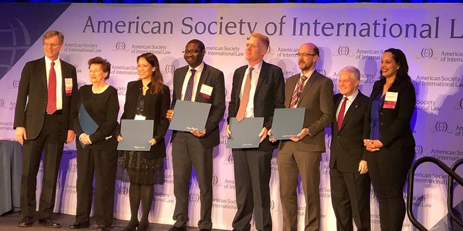 Professor Dapo Akande receiving the prize at the American Society of International Law ceremony