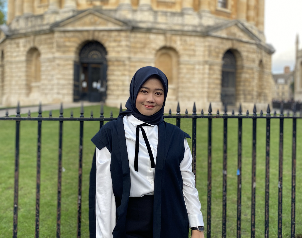 Rita Nurhasanah in front of Radcliffe Camera, Oxford