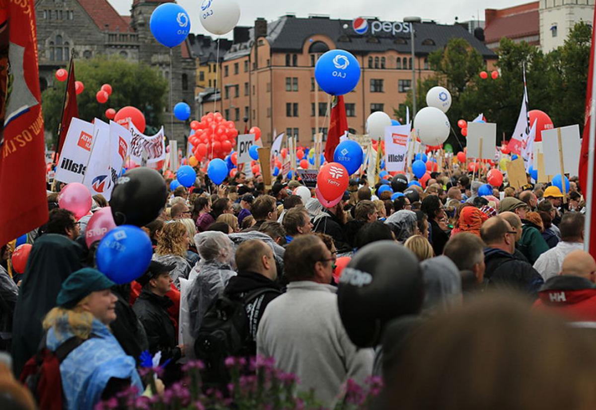 People gathered in Helsinki Central Railway Station to protest against Government actions in 2015. Image by Arto Alanenpää. Source: Wikimedia Commons